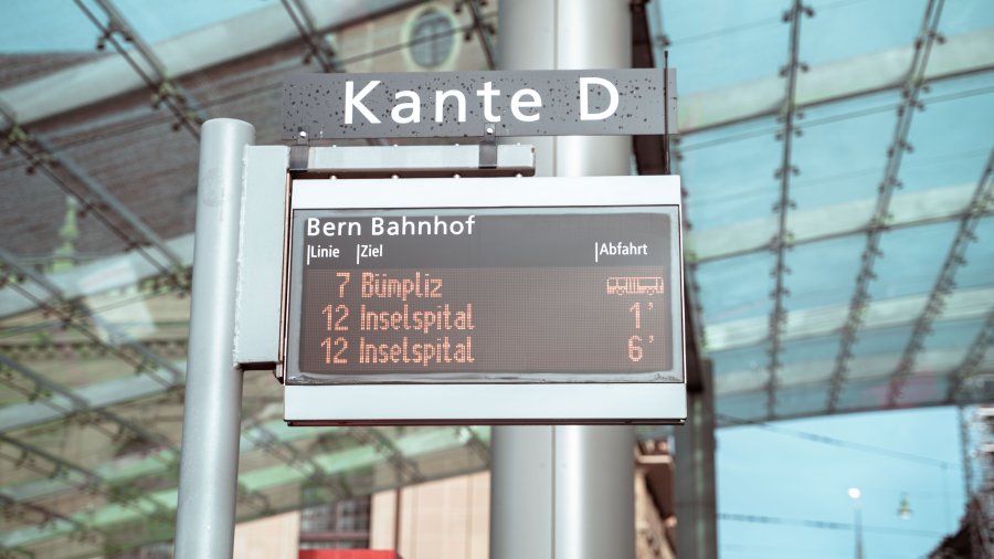 Tram-/Bus-Abfahrts-LCD-Schirm am Berner Bahnhof.